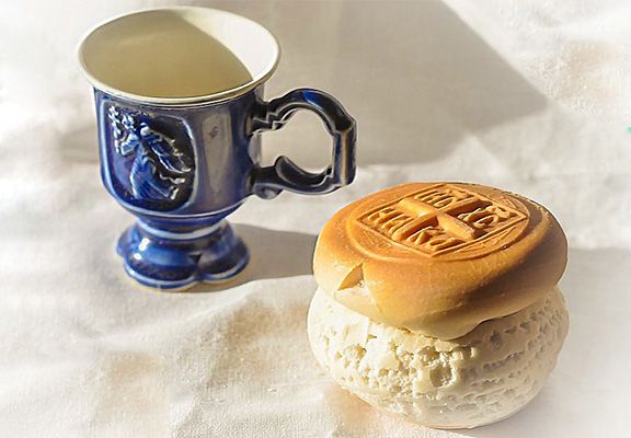 Святая вода и просфора Святая вода и просфора (2) 576.jpg